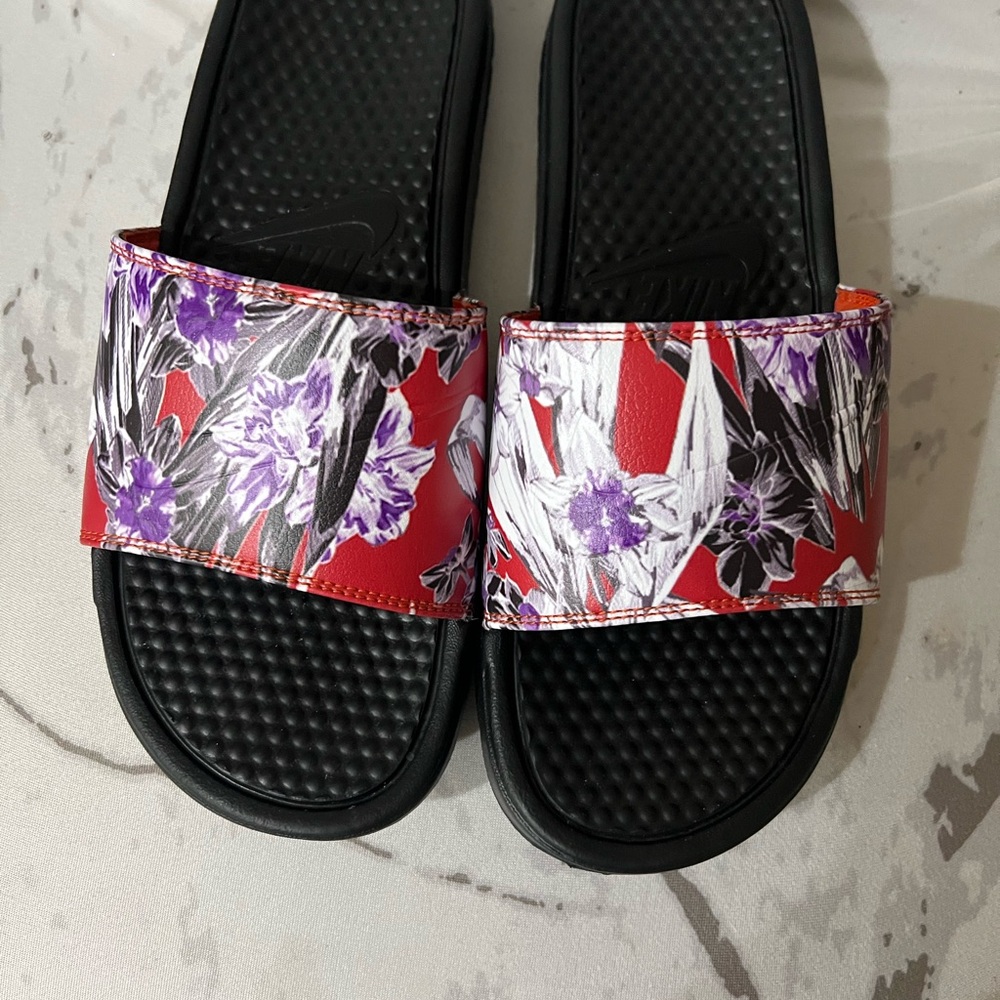 Nike Benassi  jdi Print Floral Slide Size 11 Slip On Sandals - Red and Purple